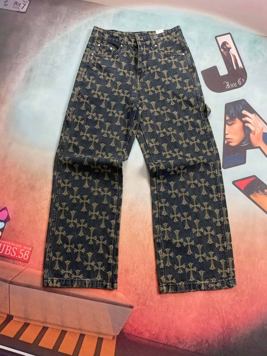 🅿️250 🔘Style No.-KL311 🔘Cro Heart𝐂𝐡𝐫𝐨𝐦𝐞 𝐇𝐞𝐚𝐫𝐭 CH All-over Printed Jacquard Bootcut Jeans* This new 2024 autumn cross-printed jeans continues the unique style of Croix Heart. The iconic cross is printed all over the design, which is eye-catching and unique, highlighting the brand's genes. Made of 100% denim cotton fabric with heavy thread count, it is stiff and stylish, maintaining a tough appearance while being soft and skin-friendly, breathable and comfortable, suitable for daily wear. The silver buckle design on the lapel adds a refined texture, and the custom hardware details are exquisite to enhance the overall style. The dark yellow cross logo is all over the body of the pants, which is generous and individual without being too exaggerated. Designed in the same style for couples, both men and women can easily wear it. Complete with three standards, it is different from the ordinary version, and the quality is guaranteed. Whether it is paired with a simple T-shirt to create a casual style, or combined with a personalized top to show a trendy feel, it can be perfectly adapted.  Size: S M L XL XXL (28.30.32.34.36) Color: Blue